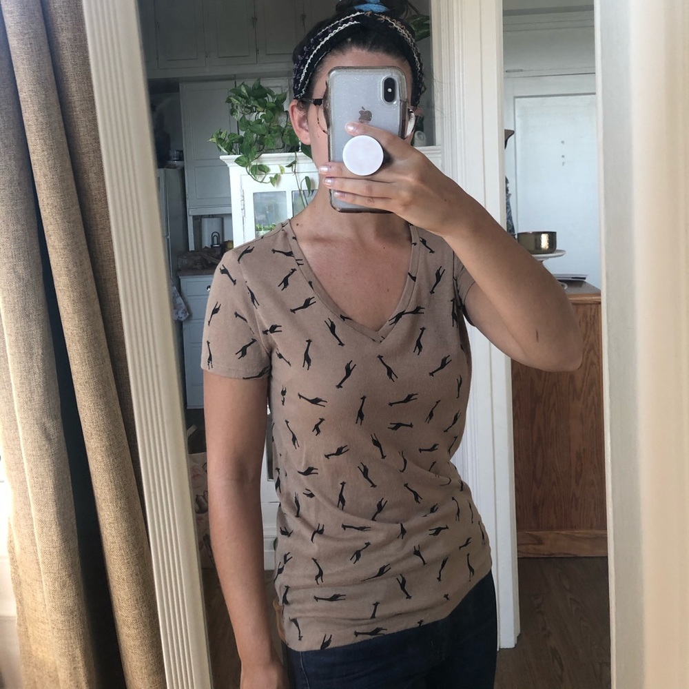 Giraffe v-neck tee